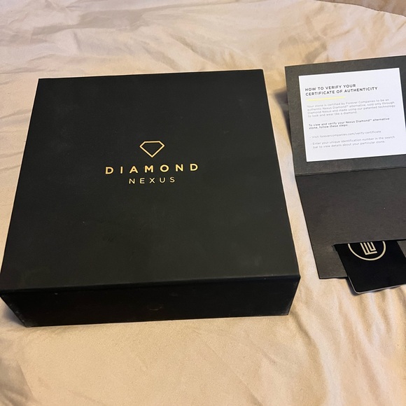 Nexus diamond alternative engagement ring set. 2.5 ct. solid 14k white gold - Picture 5 of 5